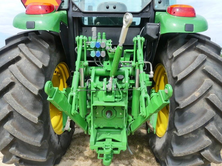 2020-john-deere-6105e-image-4