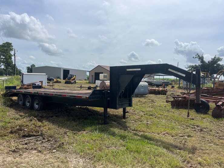 #416-•-texas-bragg-gooseneck-trailer-image-2