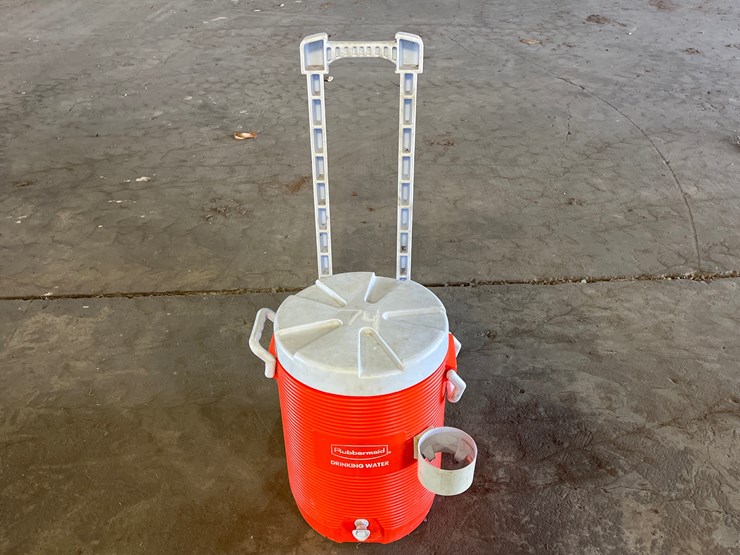 #74-•-rubbermaid-drinking-water-cooler-on-wheels-image-1