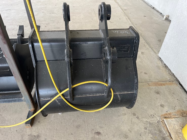 #12-•-30in-digging-bucket-image-3