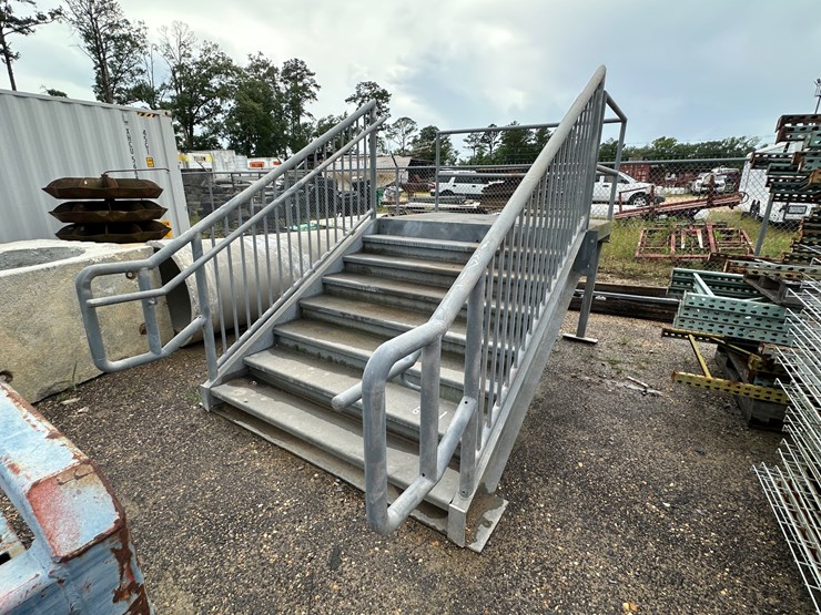 #21882-•-staircase-w/landing-image-1