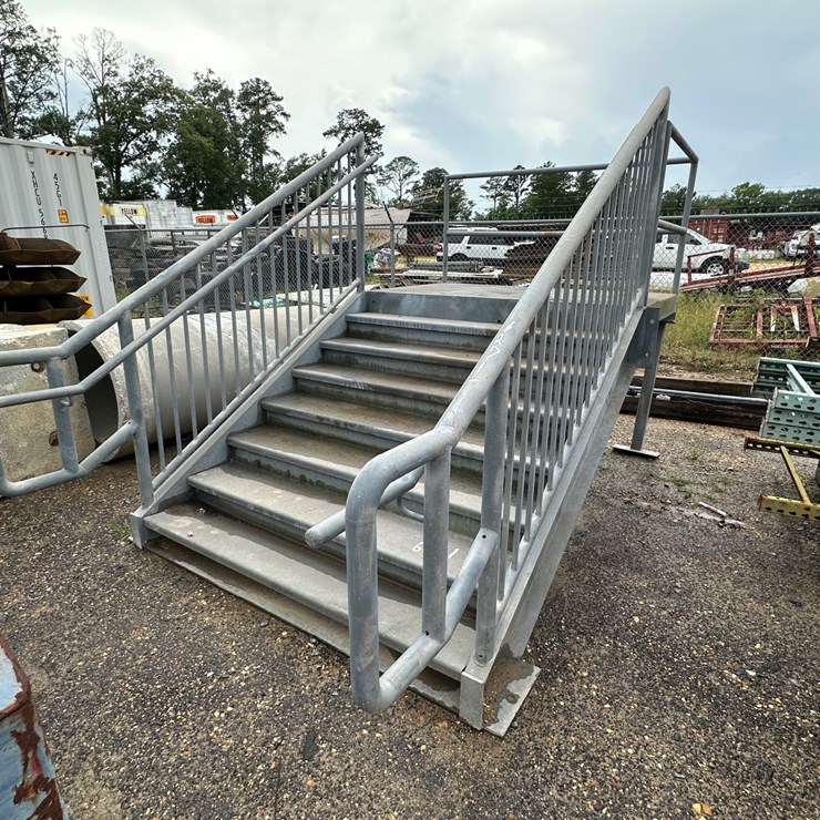 #21882 • STAIRCASE W/LANDING