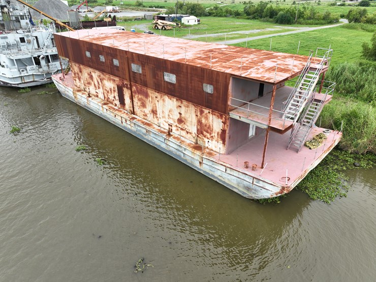 #9-•-barge-with-living-quaters-image-3
