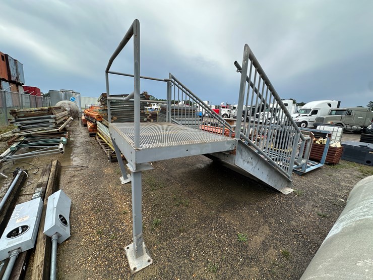 #21882-•-staircase-w/landing-image-3