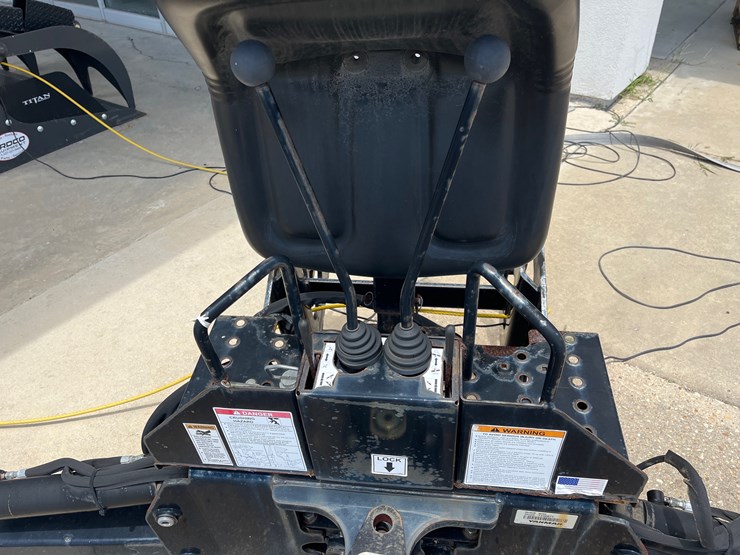 #7-•-yanmar-digging-attachment-with-bucket-and-hydraulic-levers-image-7