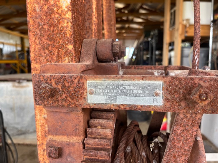 #431-•-hand-crank-engine-hoist-on-casters-image-2
