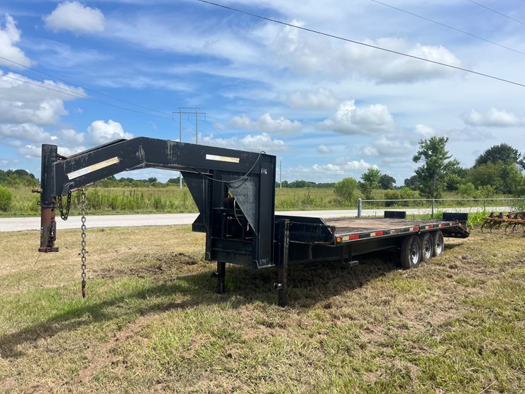 #416-•-texas-bragg-gooseneck-trailer-image-1