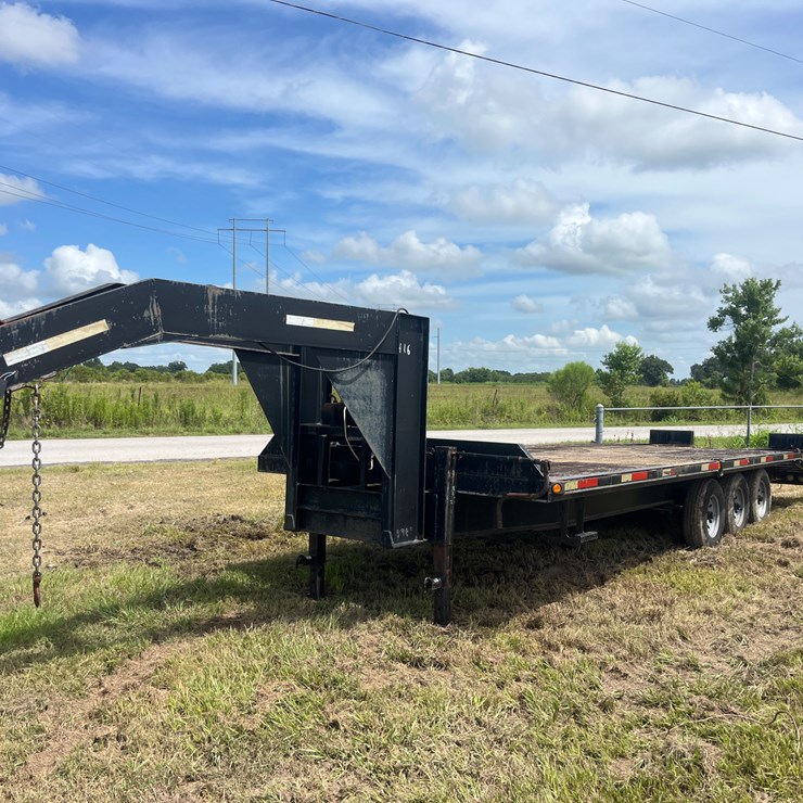 #416 • TEXAS BRAGG GOOSENECK TRAILER