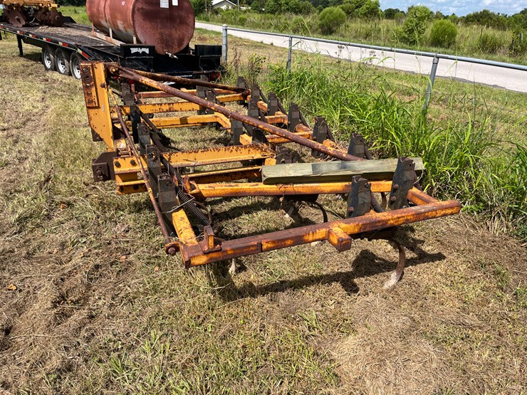 #419-•-taylor--way-600277-chisel-plow-image-2