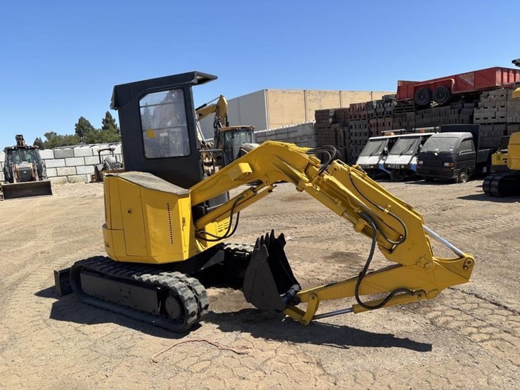komatsu-pc12uu-image-2