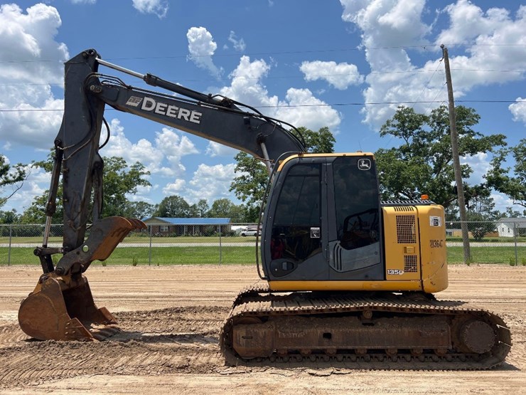 2009-deere-135d-image-1
