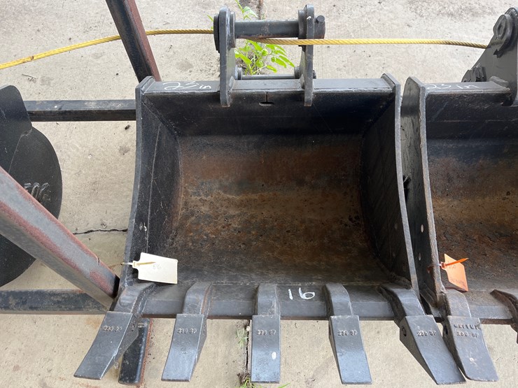 #16-•-20in-digging-bucket-image-1