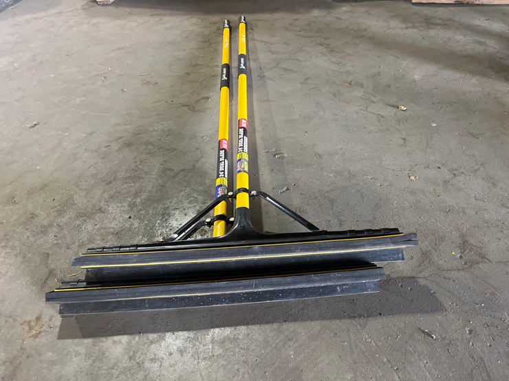 #68-•-lot-of-2-24”-dual-blade-squeegee-image-2