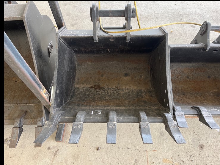 #13-•-22in-digging-bucket-image-1