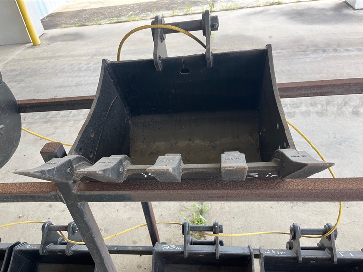 #19-•-23in-digging-bucket-image-1