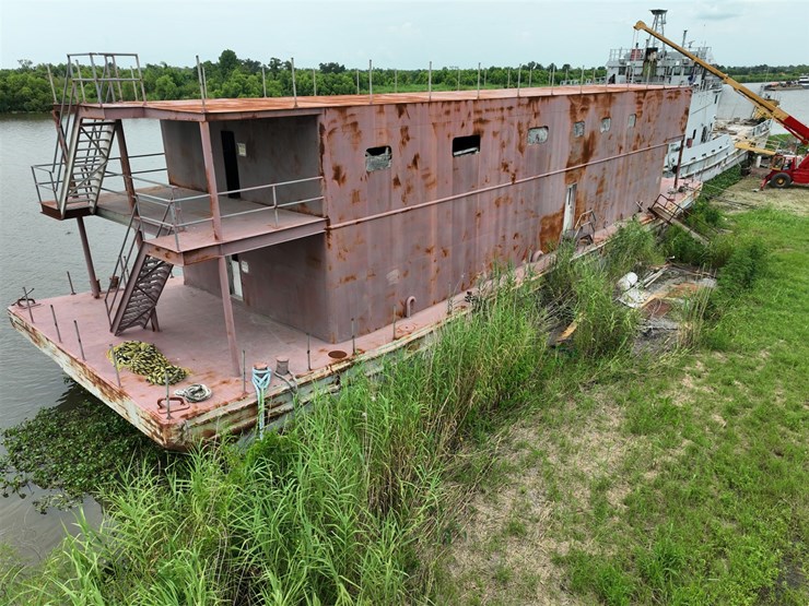 #9-•-barge-with-living-quaters-image-9