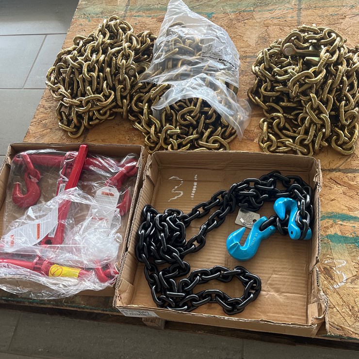 #31 • LOT OF CHAINS AND BINDERS