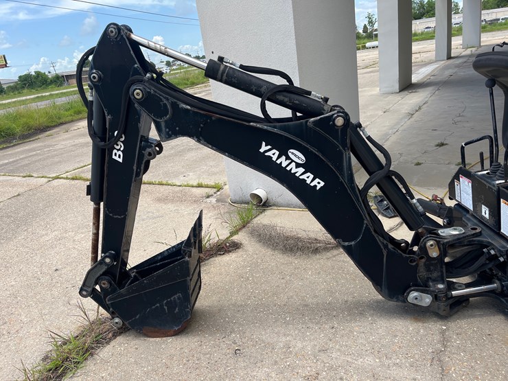 #7-•-yanmar-digging-attachment-with-bucket-and-hydraulic-levers-image-4