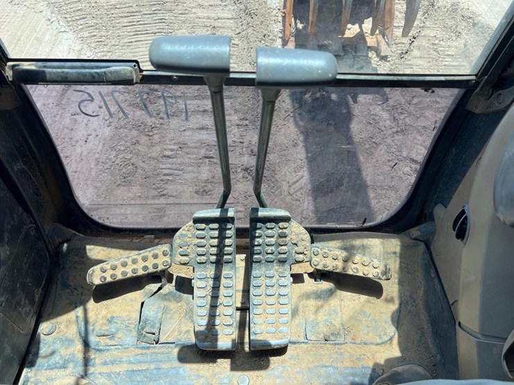 2009-deere-135d-image-38