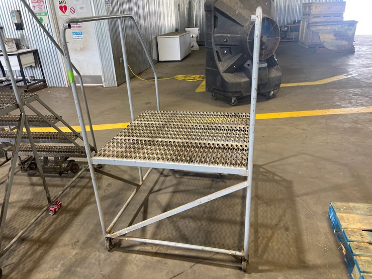 #101-•-metal-heavy-duty-ladder-on-casters-image-3