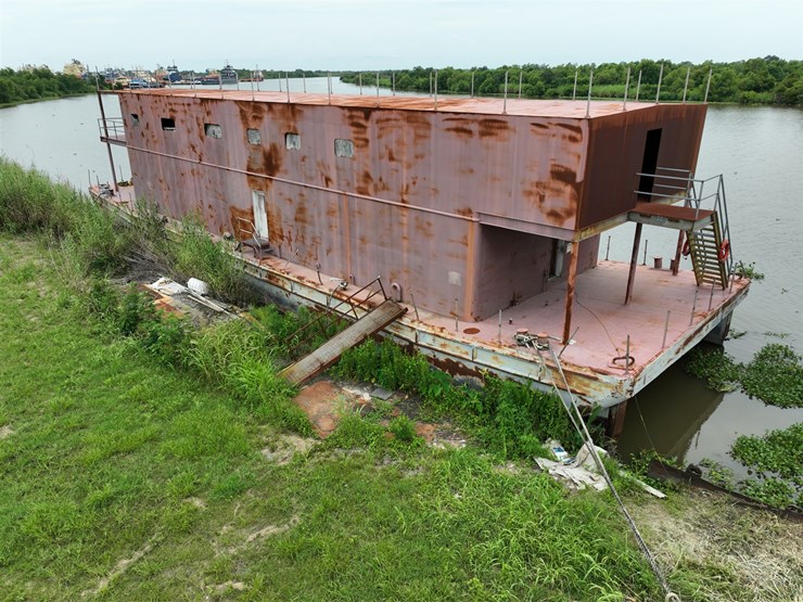 #9-•-barge-with-living-quaters-image-10