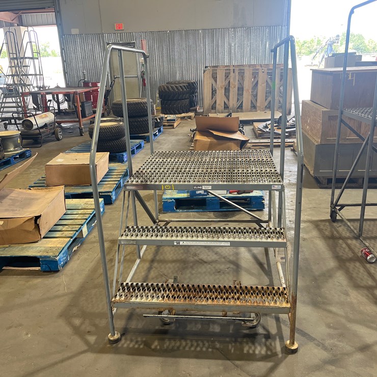 #101 • METAL HEAVY DUTY LADDER ON CASTERS