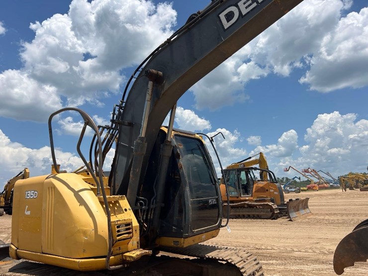 2009-deere-135d-image-23