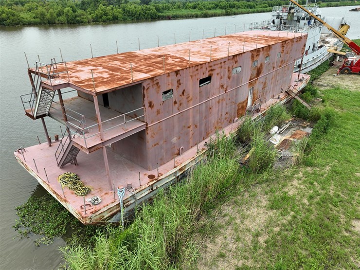 #9-•-barge-with-living-quaters-image-8