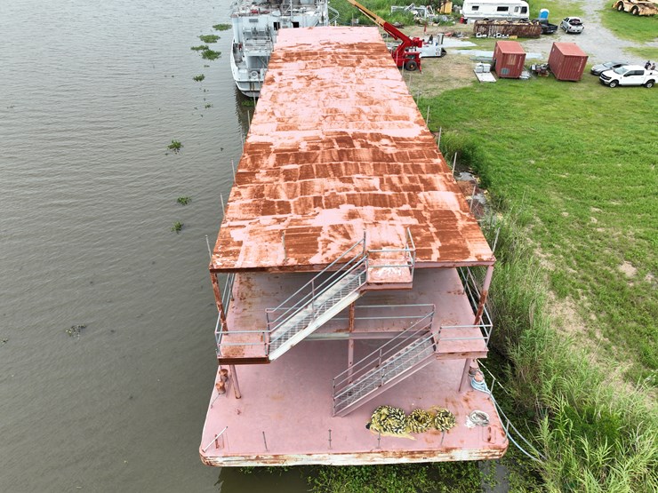 #9-•-barge-with-living-quaters-image-7
