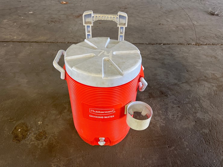 #74-•-rubbermaid-drinking-water-cooler-on-wheels-image-4