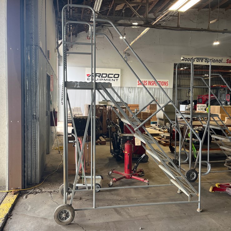 #71 • HEAVY DUTY METAL MOBILE LADDER