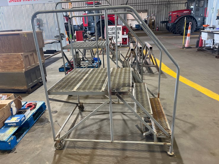 #101-•-metal-heavy-duty-ladder-on-casters-image-2