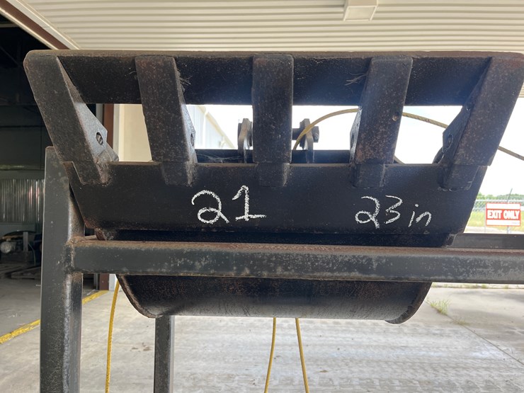 #21-•-23in-digging-bucket-image-2