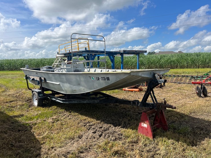 #401-•-flat-bottom-aluminum-boat-with-trailer-image-2