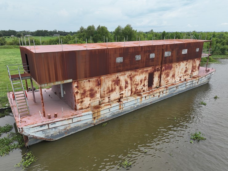 #9-•-barge-with-living-quaters-image-1