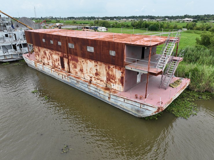 #9-•-barge-with-living-quaters-image-5