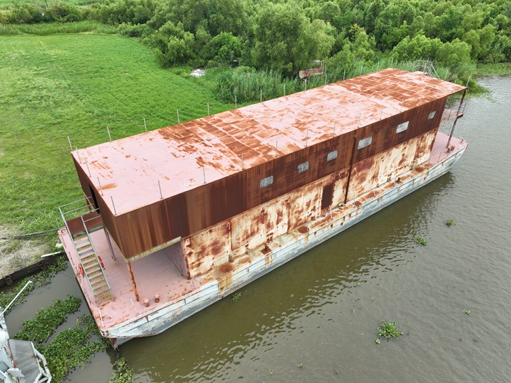 #9-•-barge-with-living-quaters-image-4