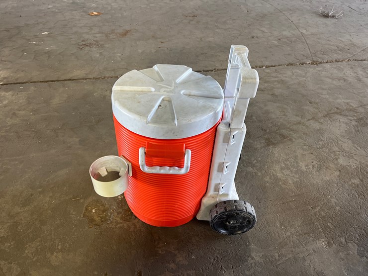 #74-•-rubbermaid-drinking-water-cooler-on-wheels-image-3