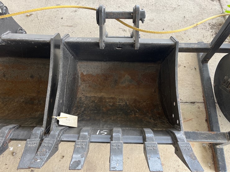#15-•-20in-digging-bucket-image-1