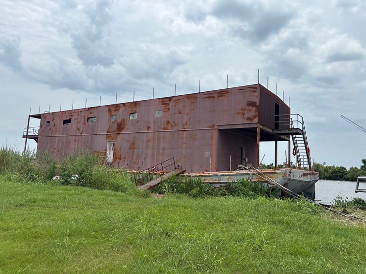 #9-•-barge-with-living-quaters-image-11