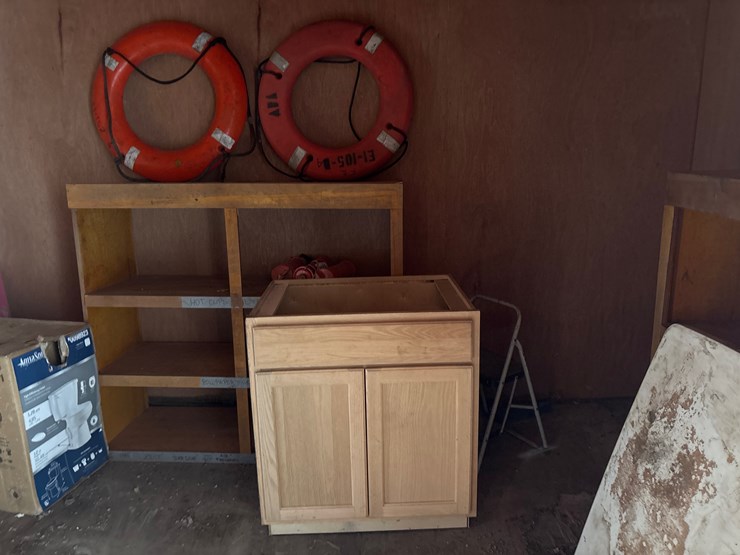 #9-•-barge-with-living-quaters-image-13