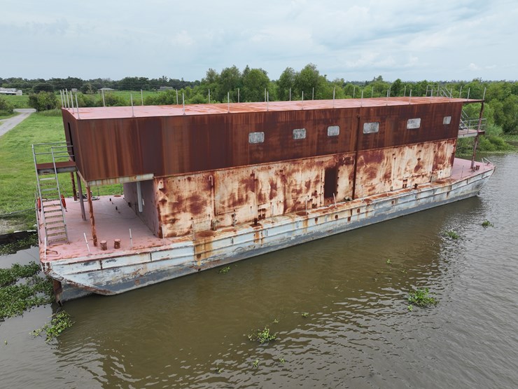 #9-•-barge-with-living-quaters-image-2