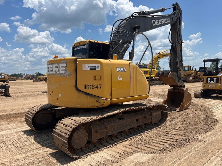 2009-deere-135d-image-4