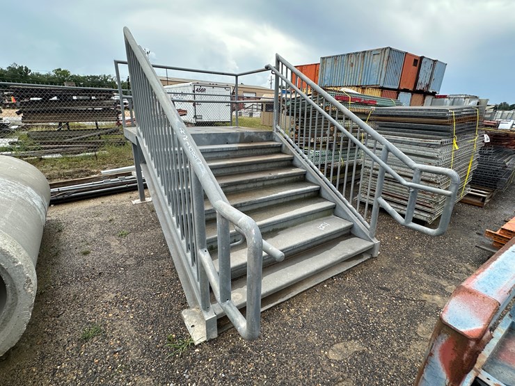 #21882-•-staircase-w/landing-image-2