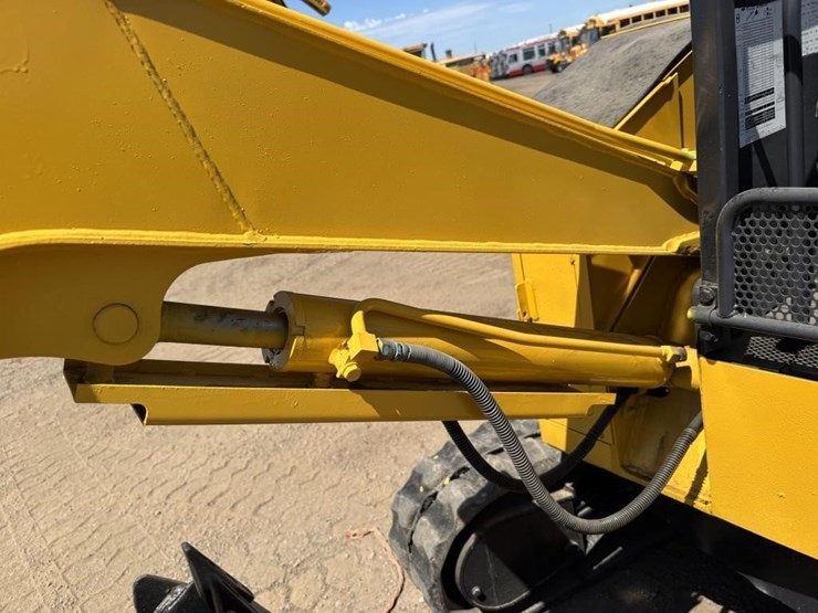 komatsu-pc12uu-image-12