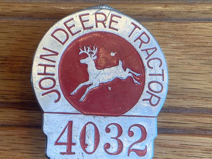 john-deere-tractor-employee-badge-image-1