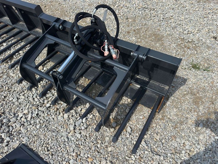 compact-tractor-manure-fork-grapple-image-1