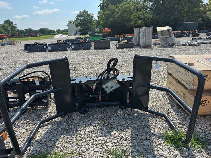 skid-steer-bale-squeeze-image-5