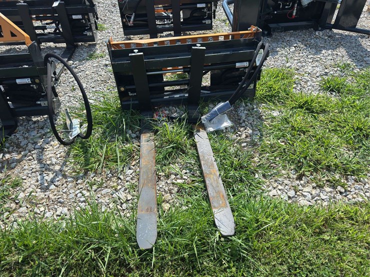 hydrualic-skid-steer-fork-attachment-image-1
