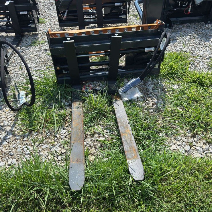 Hydrualic Skid Steer Fork Attachment